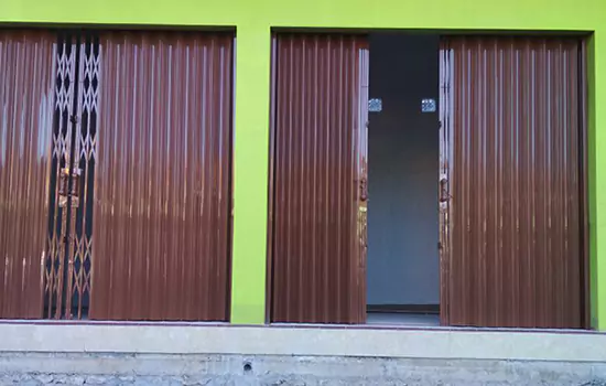 jasa service pintu harmonika di Denpasar Bali
